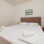 Romantisches Nur 300 Meter Zum Mit Parkplatz Und Grill * Crikvenica