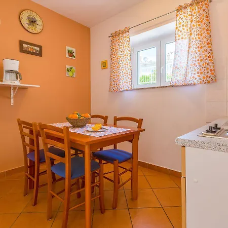 Romantisches Nur 300 Meter Zum Mit Parkplatz Und Grill * Crikvenica