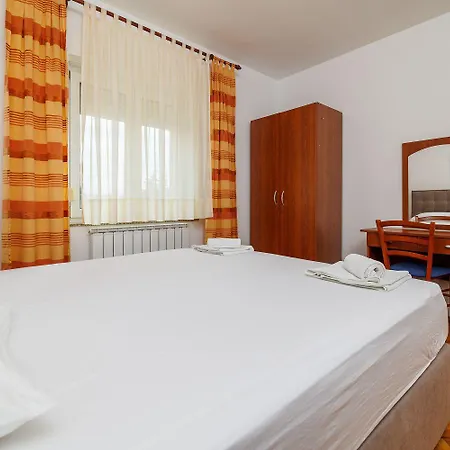 Romantisches Nur 300 Meter Zum Mit Parkplatz Und Grill Crikvenica