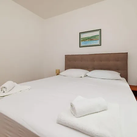 Romantisches Nur 300 Meter Zum Mit Parkplatz Und Grill * Crikvenica
