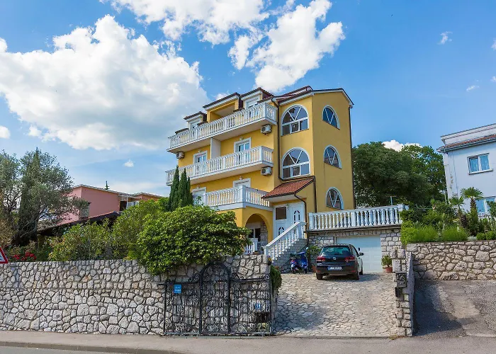 Romantisches Nur 300 Meter Zum Mit Parkplatz Und Grill Crikvenica