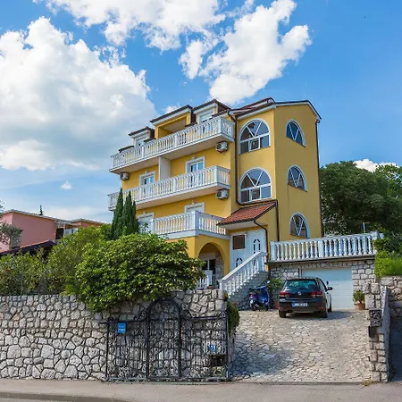 Romantisches Nur 300 Meter Zum Mit Parkplatz Und Grill Crikvenica