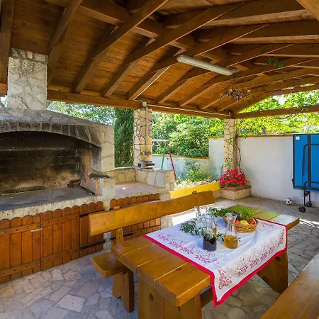 Romantisches Nur 300 Meter Zum Mit Parkplatz Und Grill * Crikvenica