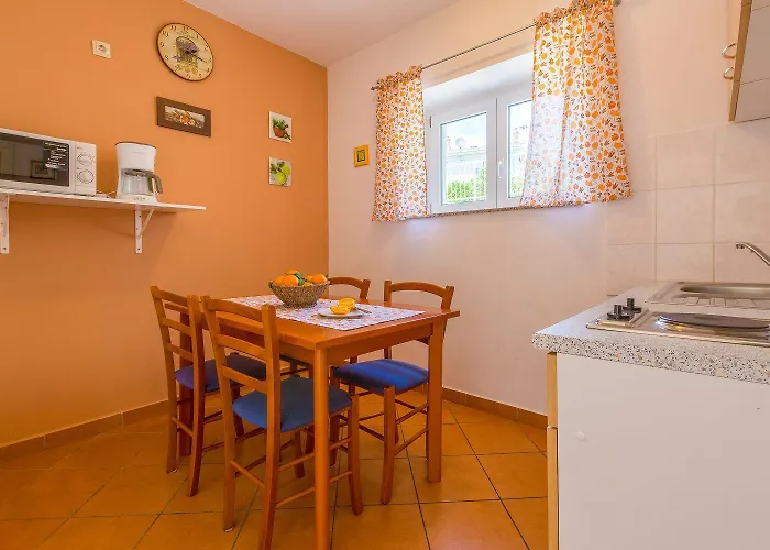 Romantisches Nur 300 Meter Zum Mit Parkplatz Und Grill * Crikvenica