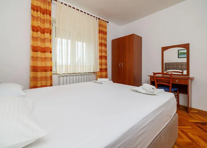 Romantisches Nur 300 Meter Zum Mit Parkplatz Und Grill Crikvenica