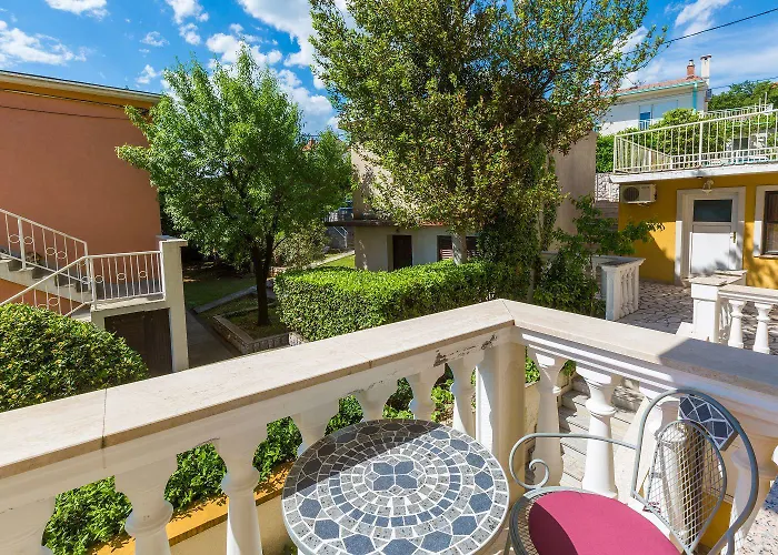Romantisches Nur 300 Meter Zum Mit Parkplatz Und Grill Crikvenica